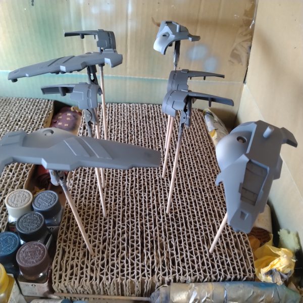 約二日も横になっちゃいました！😅珍しく明るいうちから塗装始めました！取り敢えずはバインダー関連の合わせ目処理をする為にバインダーから始めました！😄ですがこれを組んで合わせ目処理したら、また塗装は少しの間お預けになります！😄他の外装パーツのスジ彫りを思案してスジ彫りをやろうと思いますので！😄（2枚目）