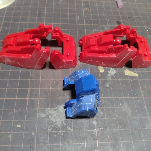 ちょっと画像見えにくいですが！思案の結果、余りスジ彫り入れすぎると悪目立ちしそうな気がしたので！スジ彫りはあとバインダーで終わりにしようと思います！バインダーのスジ彫りはまだイメージ出来てないのですが！😄バインダーが終わったら次からは、いよいよ塗装に入って行こうと思います！😀ただ塗装しながらあと頭だけ合わせ目処理が出で来ます！😅取り敢えず！またまた疲れたのでここで一旦作業ストップです！😀（2枚目）