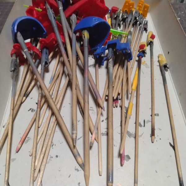 昨日から塗装開始するつもりでしたが!なにぶん長時間作業になるので!体調を整える為にガッツリ睡眠取ってしまいました!😄やはり最後の最後まで面倒なのはバインダーです!😅ご覧の通り見てくれて悪いですがマスキング保護だらけです!😄後のパーツたちは全て持ち手に付けて準備万端です!😀久々の復活後のMG!ちょっぴり気合い入ってます!😄😄実はサイサリスをまともに連邦仕様にするのは初めてです!もう何回も作ってるのに!😄色々家の用事ややることやってから、天気が怪しいですが状態見てモチベが上がったら開始しようと思います!😀(4枚目)