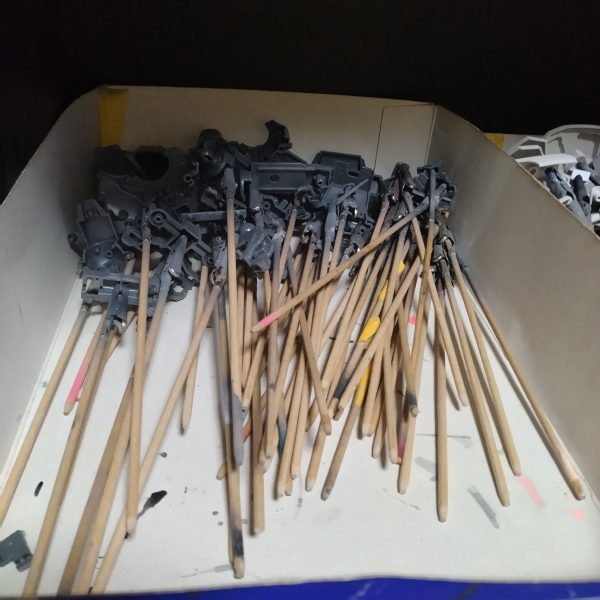 昨日から塗装開始するつもりでしたが!なにぶん長時間作業になるので!体調を整える為にガッツリ睡眠取ってしまいました!😄やはり最後の最後まで面倒なのはバインダーです!😅ご覧の通り見てくれて悪いですがマスキング保護だらけです!😄後のパーツたちは全て持ち手に付けて準備万端です!😀久々の復活後のMG!ちょっぴり気合い入ってます!😄😄実はサイサリスをまともに連邦仕様にするのは初めてです!もう何回も作ってるのに!😄色々家の用事ややることやってから、天気が怪しいですが状態見てモチベが上がったら開始しようと思います!😀(5枚目)