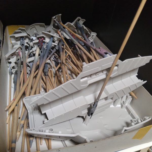昨日から塗装開始するつもりでしたが!なにぶん長時間作業になるので!体調を整える為にガッツリ睡眠取ってしまいました!😄やはり最後の最後まで面倒なのはバインダーです!😅ご覧の通り見てくれて悪いですがマスキング保護だらけです!😄後のパーツたちは全て持ち手に付けて準備万端です!😀久々の復活後のMG!ちょっぴり気合い入ってます!😄😄実はサイサリスをまともに連邦仕様にするのは初めてです!もう何回も作ってるのに!😄色々家の用事ややることやってから、天気が怪しいですが状態見てモチベが上がったら開始しようと思います!😀(2枚目)