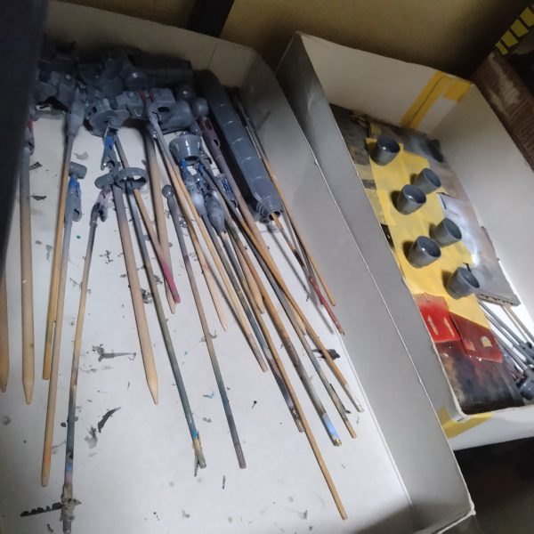 昨日から塗装開始するつもりでしたが!なにぶん長時間作業になるので!体調を整える為にガッツリ睡眠取ってしまいました!😄やはり最後の最後まで面倒なのはバインダーです!😅ご覧の通り見てくれて悪いですがマスキング保護だらけです!😄後のパーツたちは全て持ち手に付けて準備万端です!😀久々の復活後のMG!ちょっぴり気合い入ってます!😄😄実はサイサリスをまともに連邦仕様にするのは初めてです!もう何回も作ってるのに!😄色々家の用事ややることやってから、天気が怪しいですが状態見てモチベが上がったら開始しようと思います!😀(3枚目)