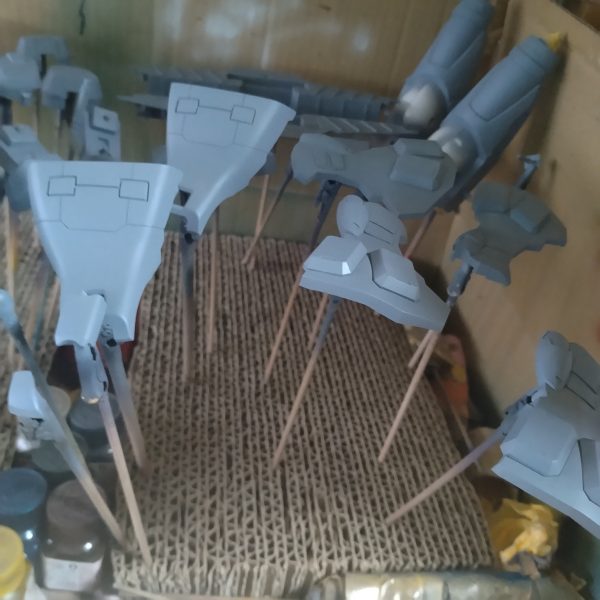 取り敢えずは白外装からスタートです！サフ吹かしました！😀今回のサイサリスの塗装で一番大変かな？と思う白グラデーションを最初にやっつけます！😄量が多いので！乾燥を待ち乾燥したら白グラデーションをやろうと思います！今日はリアルタイムで制作ストーリー上げていくので！ちょっと騒がしくご迷惑かも知れないので申し訳無いですが！宜しくお願い致します！🙏（2枚目）