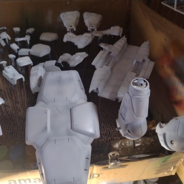 取り敢えずは白パーツのグラデーションが終わりました！😄一回も手を止めずにやったので！ちょっぴり疲れました！😄ちょっと身体を休めます！😄次はフレーム系と色物パーツを塗装して行きます！夜から始めようと思います！😀（2枚目）