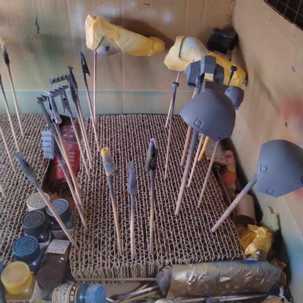 取り敢えずは色物系のサフ吹かしました！😀黄、青はグラデーション決定ですが赤は寸前まで悩みます！😄😄（2枚目）