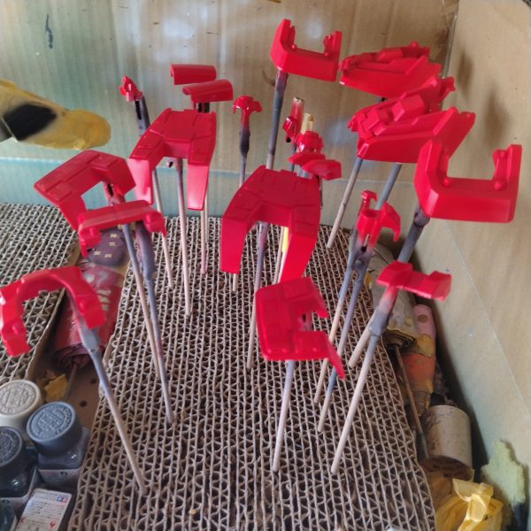 まずは色物系の1回目の塗装しました！😀これから青にはハイライト入れたり黄系は黒立ち上げしたりカメラアイやライト？センサー？の塗装します！カメラアイやセンサーはこの塗装後に更に筆塗り仕上げです！赤は一応プレミアムレッドで塗装しましたが、ちょっと物足りないなぁと思案してます！🤔ちなみに赤の足部の中はまたまた塗り分けマスキングです！中の部分はグレー系ですので！😅出来る限り設定に近くと頼まれてますので！😀出来る限りは筆塗りよりエアブラシでの塗装をしようと考えてます！😀（3枚目）