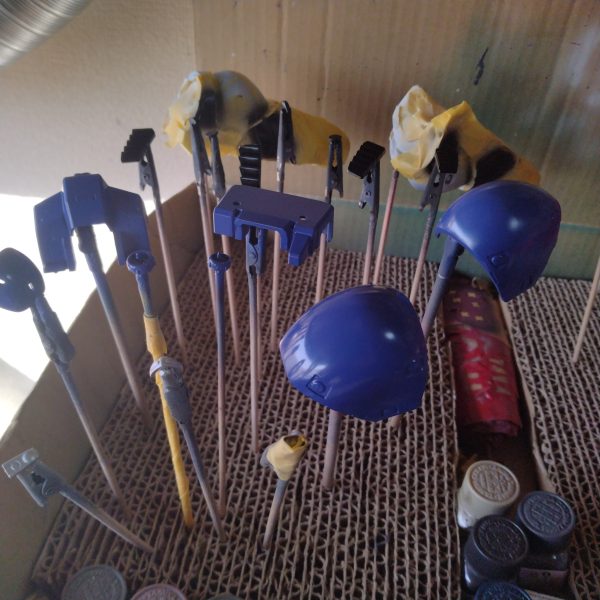 まずは色物系の1回目の塗装しました！😀これから青にはハイライト入れたり黄系は黒立ち上げしたりカメラアイやライト？センサー？の塗装します！カメラアイやセンサーはこの塗装後に更に筆塗り仕上げです！赤は一応プレミアムレッドで塗装しましたが、ちょっと物足りないなぁと思案してます！🤔ちなみに赤の足部の中はまたまた塗り分けマスキングです！中の部分はグレー系ですので！😅出来る限り設定に近くと頼まれてますので！😀出来る限りは筆塗りよりエアブラシでの塗装をしようと考えてます！😀（2枚目）