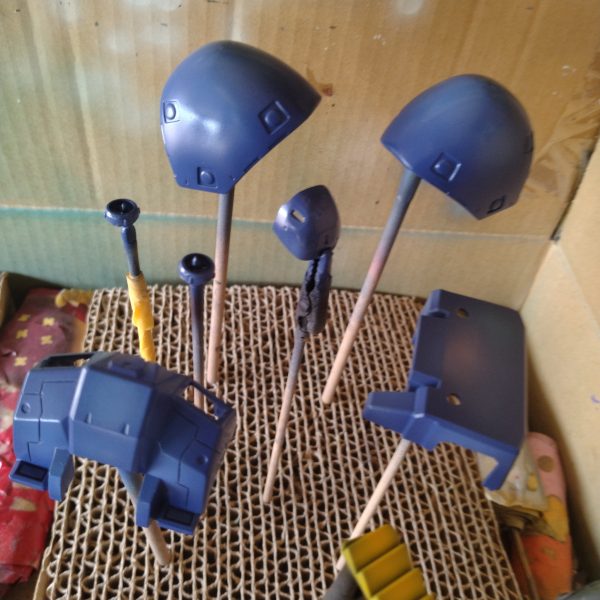 色物系のエアブラシ塗装が終わりました！😀赤系は結局は箇所事に塗り分けしました！次は武器系やバーニア等の塗装をして行きます！その時に足のグレー系もマスキングした後に塗装します！武器系はグラデーションでバーニア等はいつものごとくメタル系とグレー等でやろうと思います！切が良いのでここで一旦休憩です！蛍光系は乾きが遅いのでここで急いでもカメラアイ等が筆塗り出来ませんし、頭部に組み込んだ後また合わせ目処理をしないと行けないので！夕方かもしくは夜までこのまま放置です！😄（4枚目）