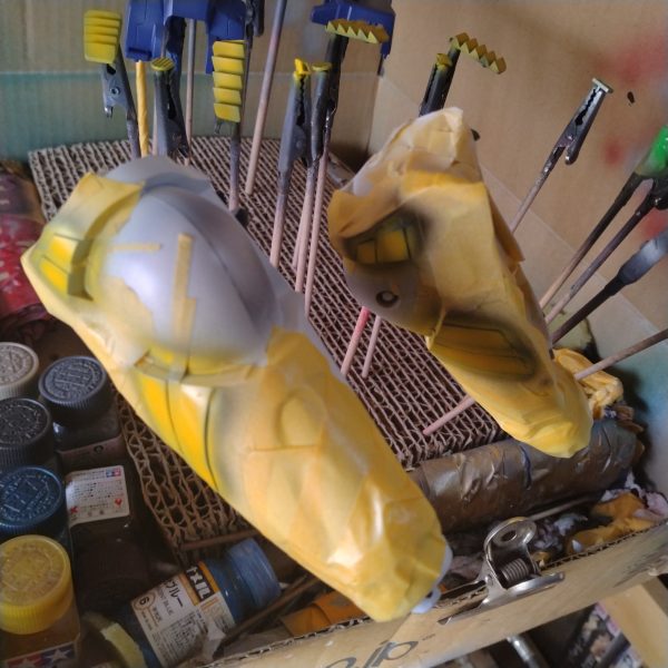 色物系のエアブラシ塗装が終わりました！😀赤系は結局は箇所事に塗り分けしました！次は武器系やバーニア等の塗装をして行きます！その時に足のグレー系もマスキングした後に塗装します！武器系はグラデーションでバーニア等はいつものごとくメタル系とグレー等でやろうと思います！切が良いのでここで一旦休憩です！蛍光系は乾きが遅いのでここで急いでもカメラアイ等が筆塗り出来ませんし、頭部に組み込んだ後また合わせ目処理をしないと行けないので！夕方かもしくは夜までこのまま放置です！😄（3枚目）