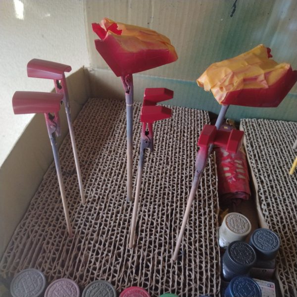 色物系のエアブラシ塗装が終わりました！😀赤系は結局は箇所事に塗り分けしました！次は武器系やバーニア等の塗装をして行きます！その時に足のグレー系もマスキングした後に塗装します！武器系はグラデーションでバーニア等はいつものごとくメタル系とグレー等でやろうと思います！切が良いのでここで一旦休憩です！蛍光系は乾きが遅いのでここで急いでもカメラアイ等が筆塗り出来ませんし、頭部に組み込んだ後また合わせ目処理をしないと行けないので！夕方かもしくは夜までこのまま放置です！😄（2枚目）