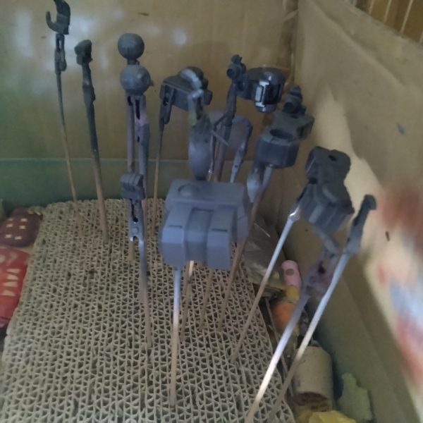 武装系の塗装が終わりました！😀これもちょこちょこ筆塗りが発生しますので最後に纏めてやろうと思います！😄残るエアブラシ塗装はメタル色の塗装だけになりました！😄また休憩してモチベ上がったら開始します！😀（2枚目）