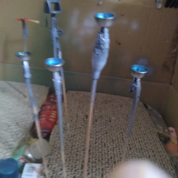 メタル色の塗装が終わりました！😀これでエアブラシによるトップコート以外の塗装が終わりました！😄残る作業は筆塗り、墨入れ、デカール、トップコートです！😀これから先の作業は直に触りながらの作業が多いので！本日は完全に乾燥させるためにここまでにします！😀明日は塗装関連は完全に終わりますので！もしかしたら組み立てに入るかもです！（2枚目）