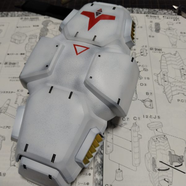まだ組まないと言っておきながらやっぱり！組んじゃいました！😀ですがバインダー後ろのバーニア部の三角の黄色いマークを塗装し忘れている事に気づきました！😄😄もう疲れたので！ストップして寝てからやろうと思います！😀夕方か夜から黄色いマーク塗装しながらデカール作業とトップコートをやろうと思います！のでそれが終わると完成になってしまうので！制作ストーリーはここで終わりにします！😀完成しましたら投稿しますのでお暇が有りましたら観覧宜しくです！😄（4枚目）