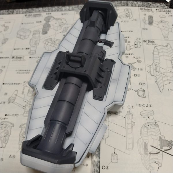 まだ組まないと言っておきながらやっぱり！組んじゃいました！😀ですがバインダー後ろのバーニア部の三角の黄色いマークを塗装し忘れている事に気づきました！😄😄もう疲れたので！ストップして寝てからやろうと思います！😀夕方か夜から黄色いマーク塗装しながらデカール作業とトップコートをやろうと思います！のでそれが終わると完成になってしまうので！制作ストーリーはここで終わりにします！😀完成しましたら投稿しますのでお暇が有りましたら観覧宜しくです！😄（5枚目）