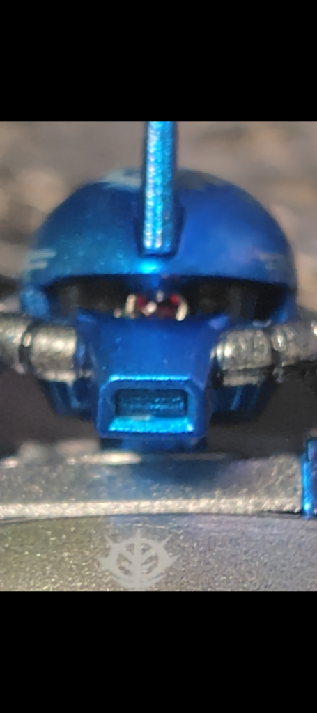 モノアイは3ミリの穴を開けて別パーツを埋め込みました。