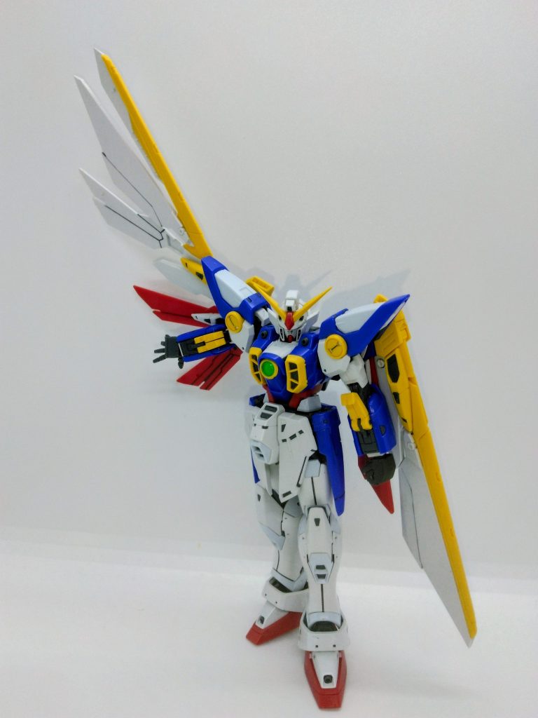 2つ目はRGウイングガンダムですRG独自解釈の翼が好きで、それを片方だけバサッとさせてる風にしたらかっこいいかもなと思って撮りました