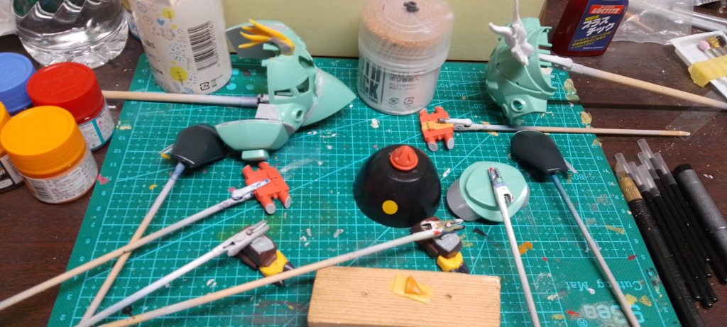 使ったキットはSDゾック、SDアッガイ脚、ブロックロスの爪、鶏冠部分、尾羽根、あごひげ？はジバニャンのパーツを切り出してだったかな