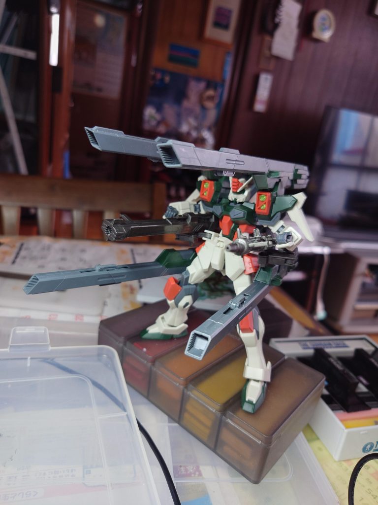 構想模索中の素組み写真をひとつ。当初は複列砲身多目的砲を増設したあと、腰のビームガンをバスターのガンランチャーと収束火線ライフルに置き換えるだけにするつもりでした。それだと安直だなと感じ、やりたいことを考え出すと止まらなくなり、現在に至っています。