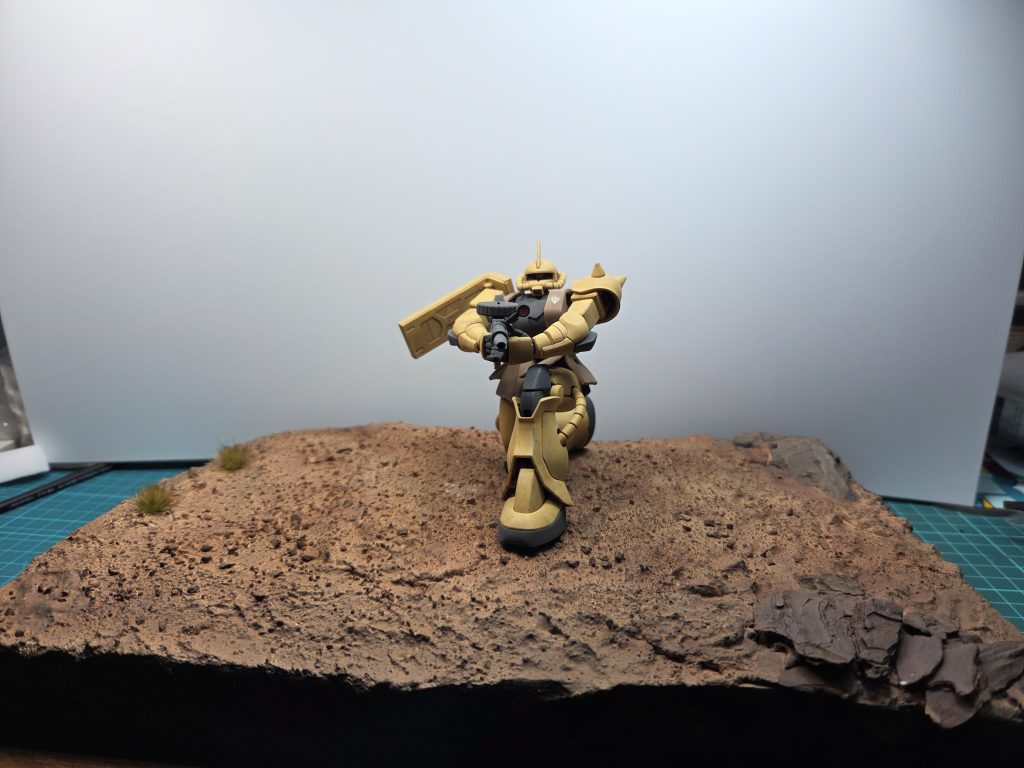 以前作ってた高山帯のジオラマ土台に乗せましたほぼ100均のスタイロフォームに砂砂利混ぜた石膏を乗せて塗っただけ、バークチップとかでなんとなく雰囲気だけ出しました