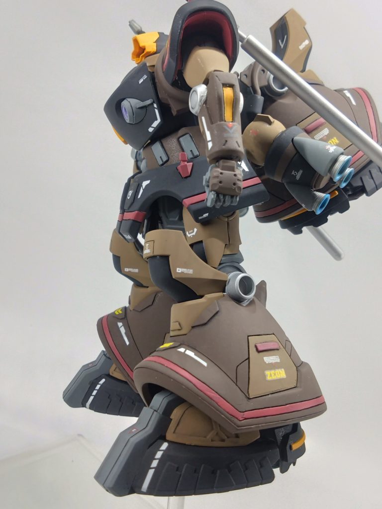 下腿部はスジボリやプラ板でディティール増やしました。デカールはやり過ぎたかも。ですがこのちょいダサ（ちょい？）がおっさんぽくて良い。