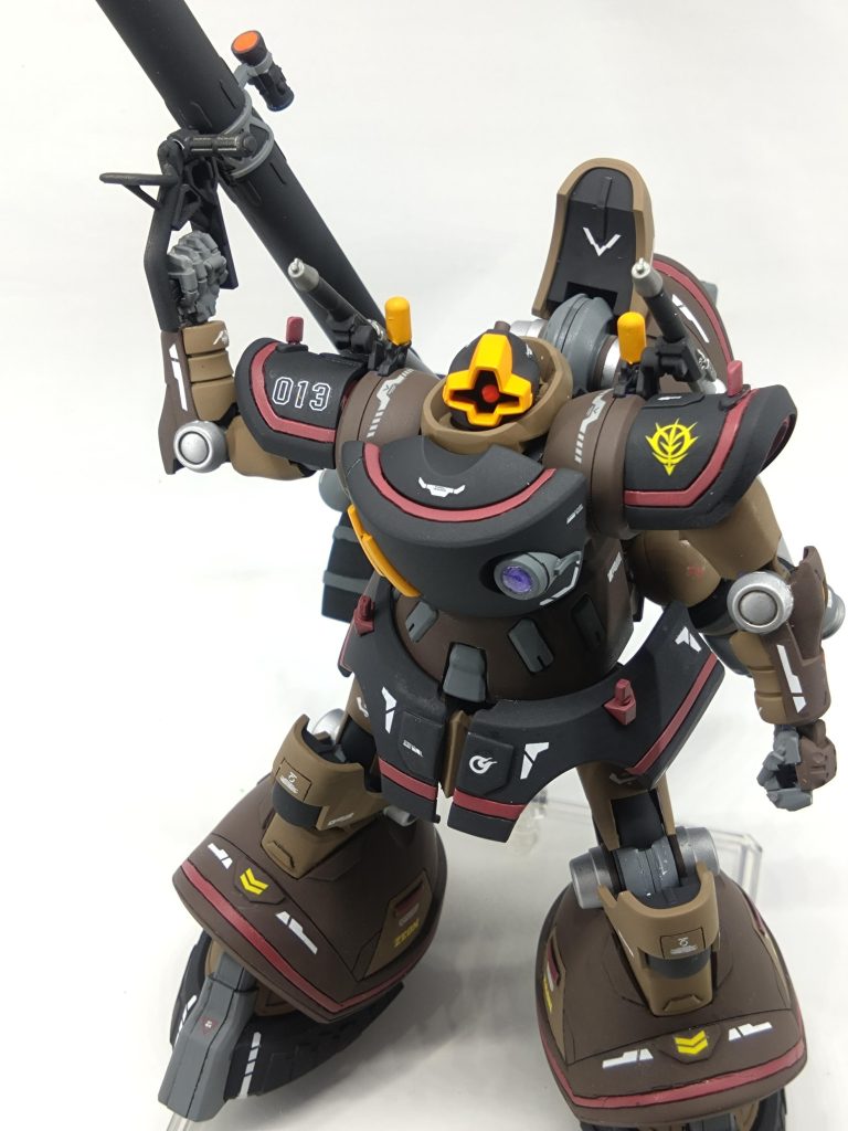 私の中ではお馴染みのNo.13。左胸はレジンで、あまり使わない紫にしてみましたが目立たないか⋯関節がギチギチで少し動かすだけで何処か干渉してしまう。塗装ハゲやばいです。