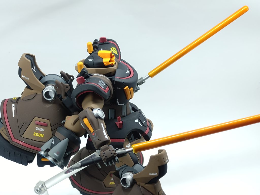 ドムはその見た目からパワータイプっぽいのに、脚に比べて腕が貧相なんですよねぇ⋯