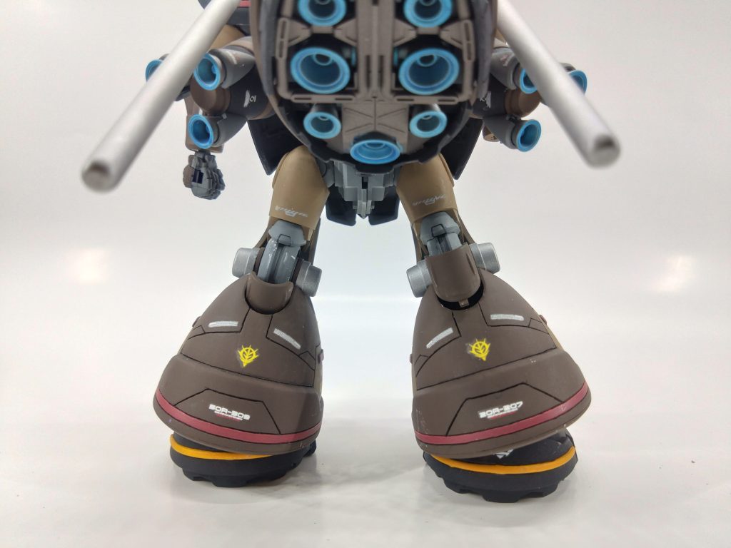 バックショット下から。バーニアはクリアブルー。スジボリしてラインは赤、所々に黄色と、ベースとなるカラーをブラウンにしたので暗くなり過ぎないように合わせました。