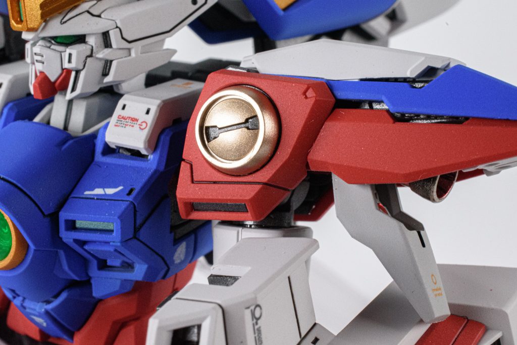 一部に光沢感も残したかったので肩の丸い部分とアンテナは塗装したままの光沢を残しています