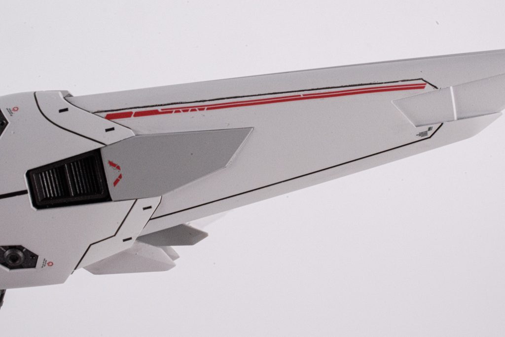 0.2ミリのスジボリを追加しました！ディバイダーで基準となる線を下書きしてから彫っています