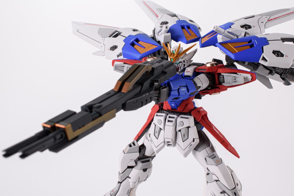 今回は照明の当て方も変えてみました☀より影が落ち、立体感が表現できたと思いますがどうでしょうか？ご感想いただけるととても嬉しいです🙇‍♂️今回の反省点としては、スジボリがヨレてしまっているのとシルバリングが起きてしまった部分が何箇所かあるので、次のキットではその点を修正していきたいです🔥最後までご覧いただきありがとうございました！