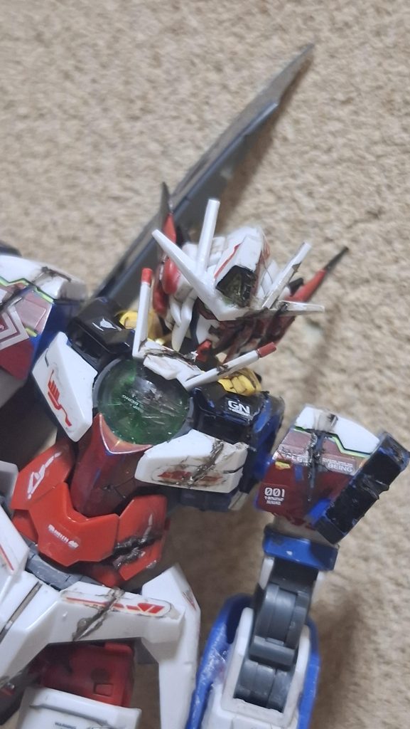 片目は潰れて、血の涙みたいに