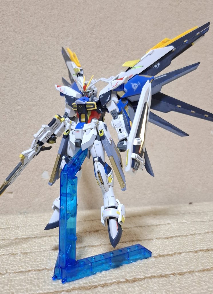 ーー感想タイムーー今回の改造は、SEED系で好きな機体三機をミキシングしたい思いでやらせて頂きました！やっぱ初めて見た作品がSEED系だったからなのか、今までで一番上手くいったと思ってます！塗装もダークブルー、グレー、ゴールド、イエローと、全体的にザ・主人公カラーってより少し暗めにしてみました。満足デス。ハイ。
