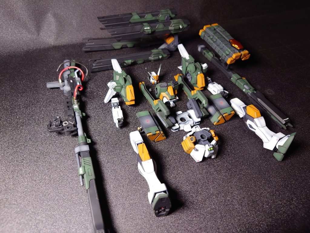 組み上げ前の儀式。2024年1月26日、ガンダムSEEDの映画を公開初日に視聴しました。事前にバスターガンダム系機体の登場がアナウンスされなかったので、なんで出さねぇんだよチクショウ。と思いながら視聴していたところ、まさかの登場。その後は背筋を正して視聴をしました(笑)