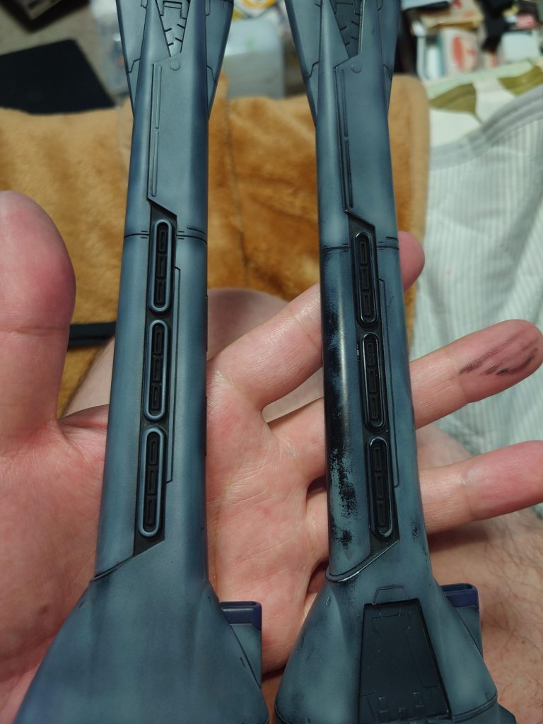 制作過程として、エナメル拭き取りに失敗をした時の写真を。タミヤ フラットブラックを拭き取った際に下のラッカー塗装部も禿げてしまいました。原因は・・・力強く拭き取りすぎたんでしょうかねぇ・・・