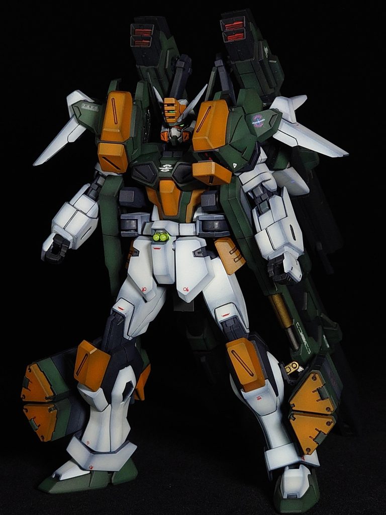 複列砲身多目的砲などという素晴らしい砲をもらったライトニングバスター。しかし腰の高エネルギービームガンのサイズが小さいので見栄が少し足りない。ならばぶ厚く、ゴテゴテしく、見栄えよくしてやろう！！！と思いながら始めました。ヴェルデバスターから肩アーマーと複合バヨネットを拝借。コトブキヤのMSGからミサイルランチャーをチョイスし、両足に装備しました。