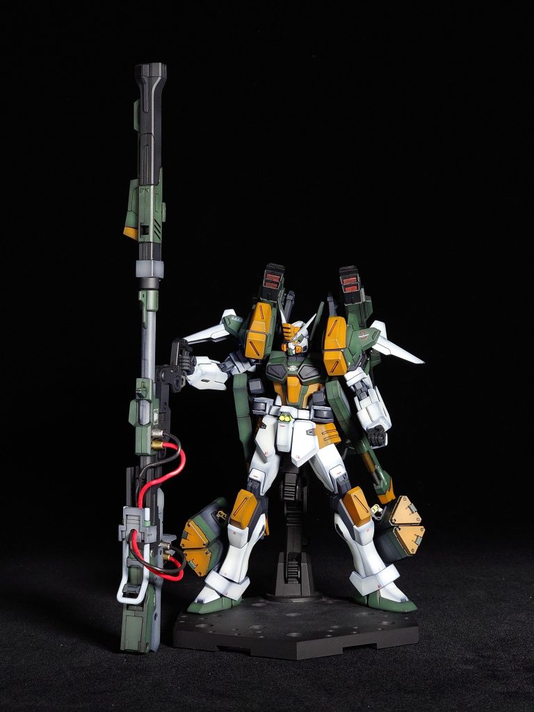 これだけでは終われない。バスターと言えば砲の連結。ただし、もう機体本体のハードポイントは埋まってしまったため、別装備として連結済みの砲を用意しました。対装甲散弾砲の後部に追加パーツを増設し、弾数や威力を上げた。・・・という妄想の装備です。