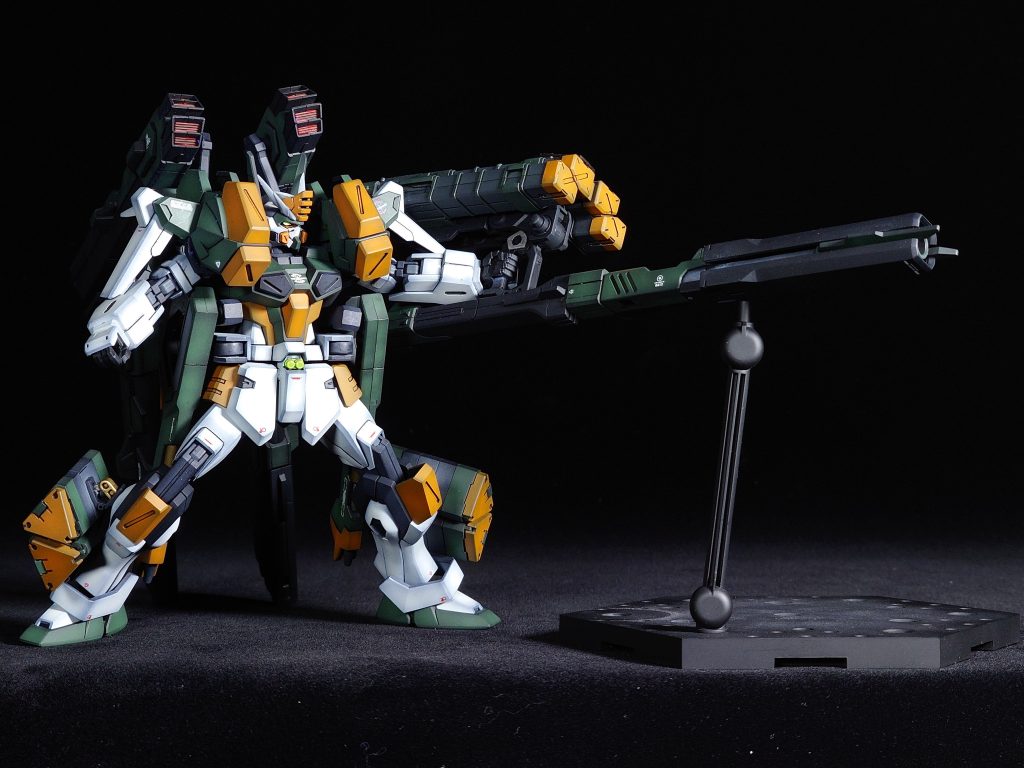これは流石に重量過多に。単独で構えるには支えが必要となります。ミサイルランチャーの展開ギミックを作る気力とテクニックはありませんでした・・・