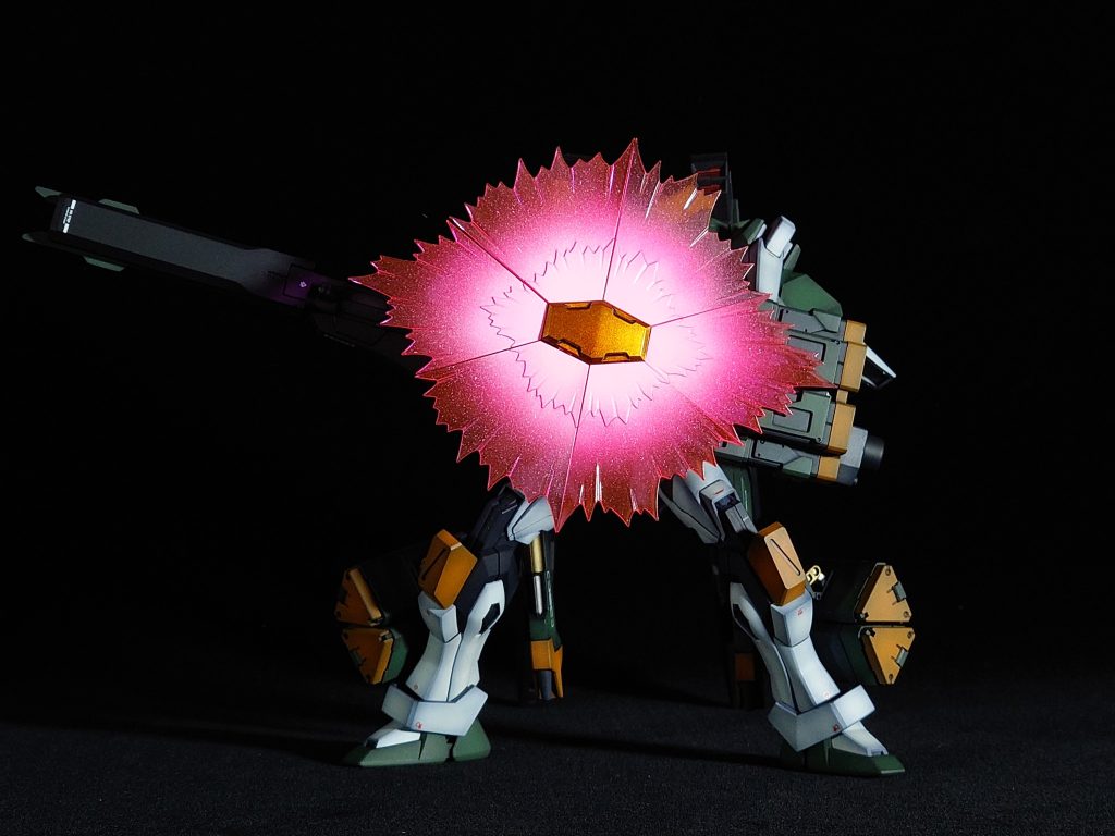 最大のポイントはビームシールドの装備。バスターだってビームシールドを装備してもいいじゃない。