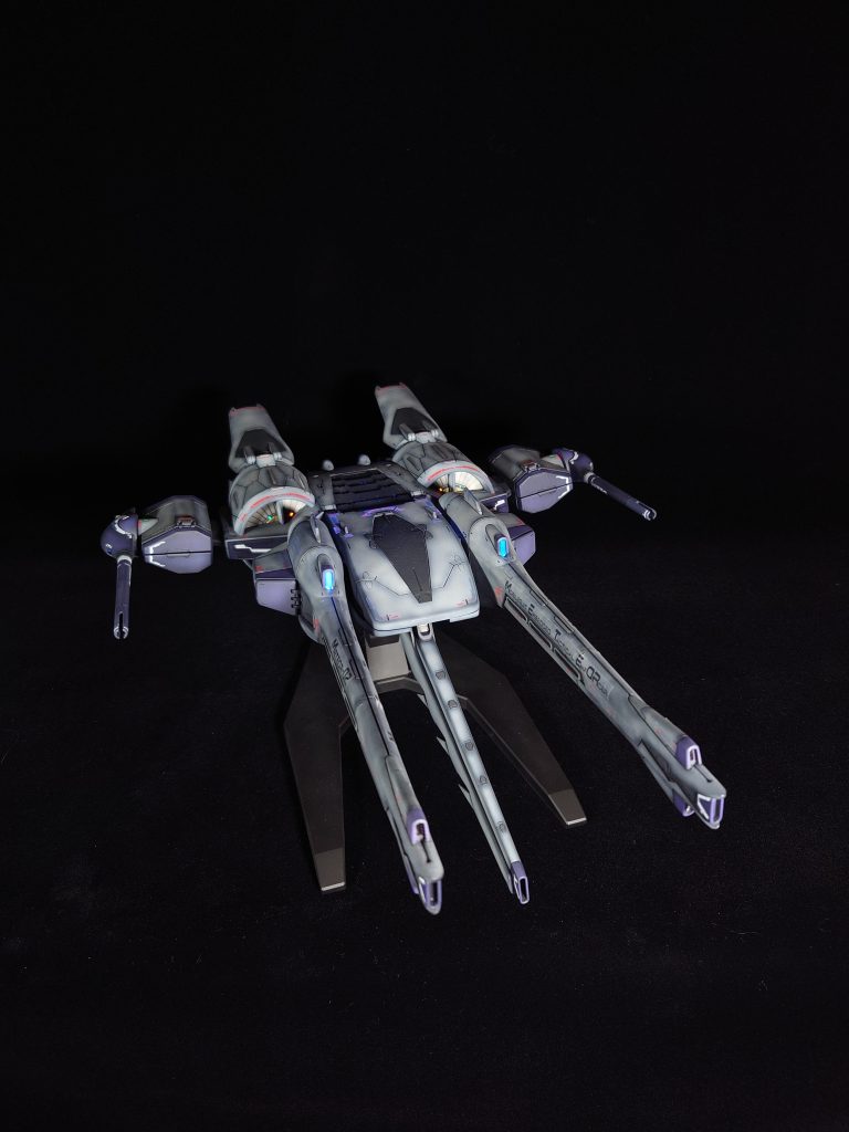 ミーティアの格納フォームです。いつも通り、既存モールドの掘り直し、グラデーション塗装、蛍光塗装、かつオリジナルの差し色とで仕上げています。ここまで大きいものを全塗装するのは初めてでした。勝手が分からない部分があったため、1部グラデーションが上手くいかず、ムラになった部分がありますが、味が出た前向きに解釈をします。