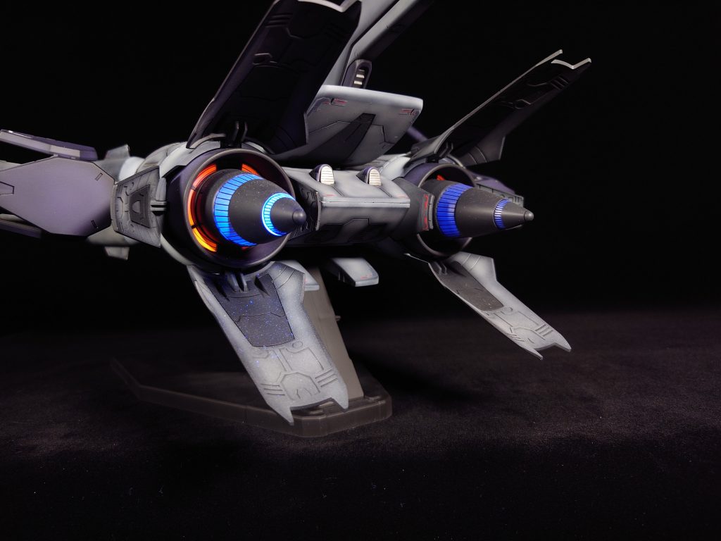 塗装でいちばん苦労したポイントがここですね。メインスラスター奥の赤い部分です。マスキングゾルを駆使して何とか特定の部分だけに蛍光レッドを塗ることができました。