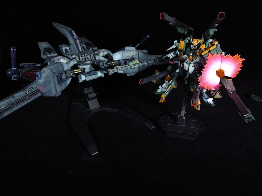 それではドッキングです。実はドッキングを試したのはこの撮影当日、ぶっつけ本番でした。ドッキング前提として両キットを入手したものの、バスター側を思いつくままにいじっため、ドッキングが不可になっている可能性があったのです。