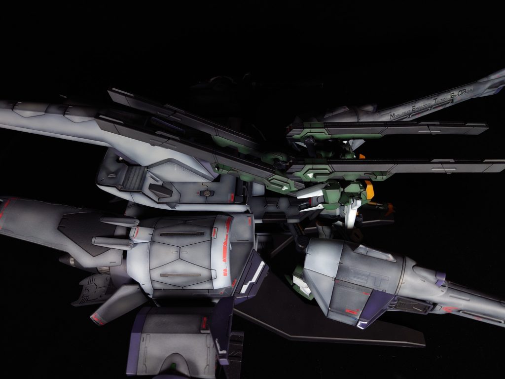 背中に増設をした複列多目的砲が邪魔をして載せることができないと思っていましたが、下側の砲を後ろに伸ばすことで何とかスペースを確保、ドッキングを行うことができました。そしてこれは・・・思った以上にしっくりくる。まさに最初からこのようにミーティアに載せるようにデザインしていたかのような！・・・け、計画通り！！