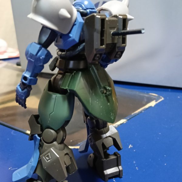 肩アーマー、当初予定がこのグフ飛行試験型の奴…なんかジークアクス世界観と合わないなと思ってギラドーガの奴にしたのだけどちょっと大きくて。（3枚目）