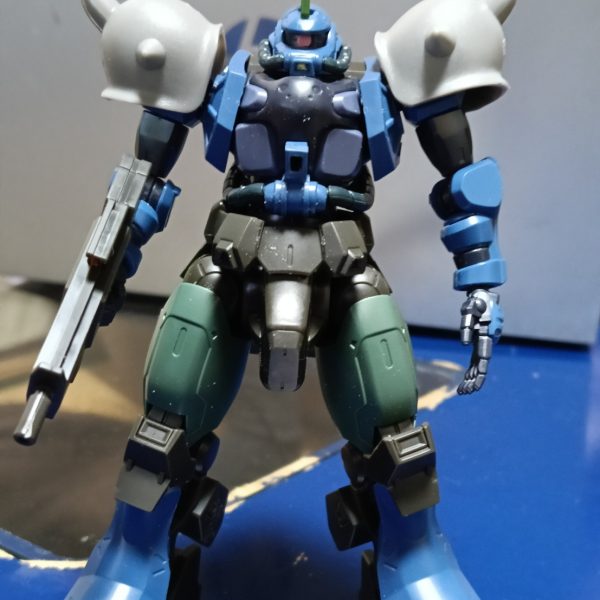 肩アーマー、当初予定がこのグフ飛行試験型の奴…なんかジークアクス世界観と合わないなと思ってギラドーガの奴にしたのだけどちょっと大きくて。（2枚目）