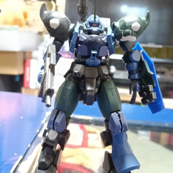 膝アーマーを変更しました。バズーカをリックドムⅡの物に変更したり肩アーマーの位置を下げてみたり。（3枚目）