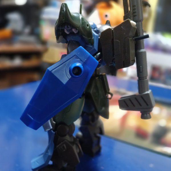 膝アーマーを変更しました。バズーカをリックドムⅡの物に変更したり肩アーマーの位置を下げてみたり。（2枚目）