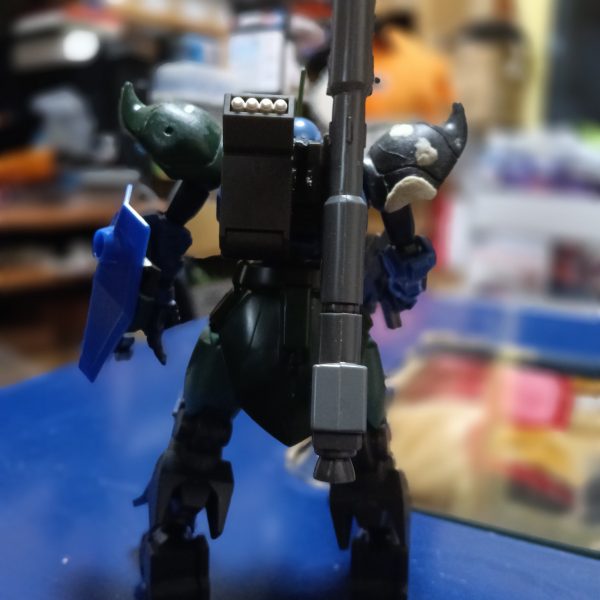 膝アーマーを変更しました。バズーカをリックドムⅡの物に変更したり肩アーマーの位置を下げてみたり。（4枚目）