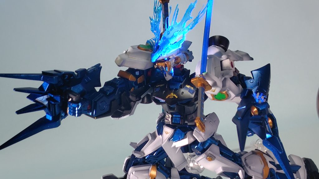 肩の鬼面「固流怒」(コルド)と「血硫屠」(チルド)は手に持たせると打突武器に。