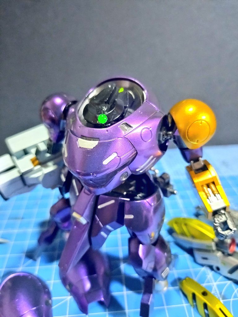 ・頭部のセンサーがいまいち目立たなかったので削ってモノアイに