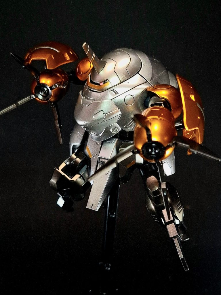 武装・必殺攻撃編集クローマニピュレーターを換装する形で搭載された格闘用クロー。接近する勢いのまま敵を刺し貫く。マシンガン両腕部に内蔵されているマシンガン。主に牽制に用いられる。